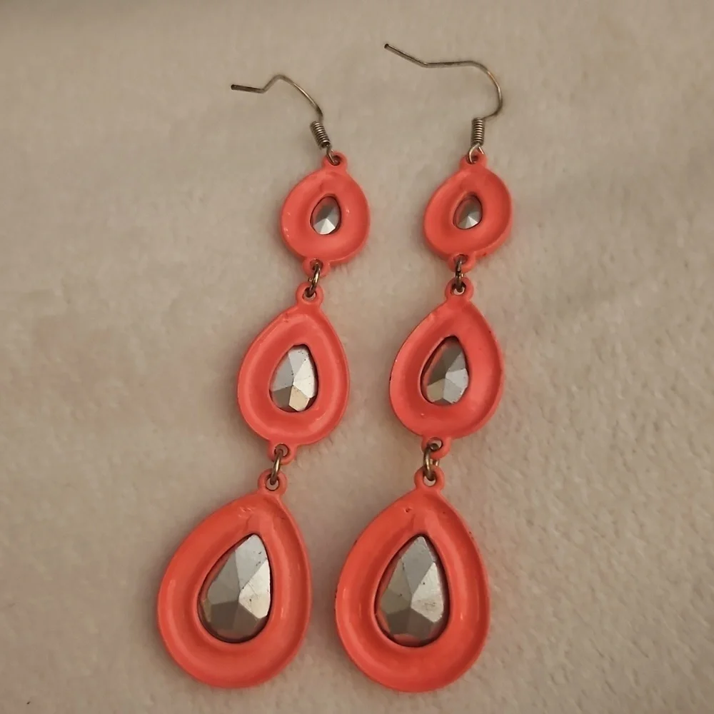 Vtg 1980s Neon Pink Aurora Borealis Metal Teardrop Festival Dangle Earrings
